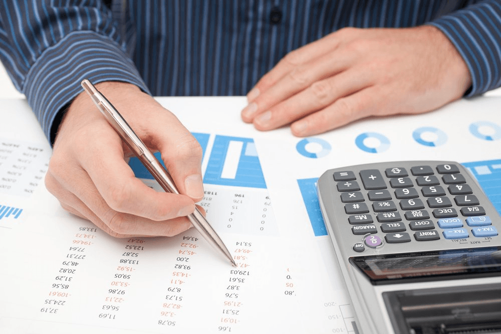 Profesionales evaluando valuación de empresa