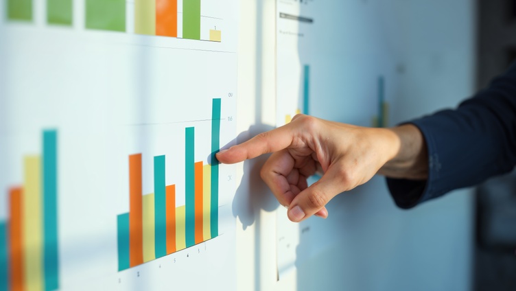 El benchmarking no se limita a comparar indicadores; su verdadero valor radica en la capacidad de transformación que aporta a las empresas. Al analizar las mejores prácticas del sector, una organización puede identificar áreas de mejora, optimizar procesos y desarrollar estrategias más eficientes.