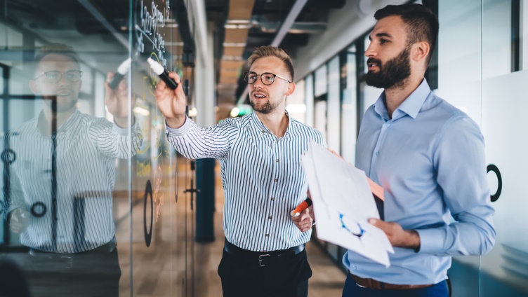 En un mundo donde la competitividad industrial está en constante evolución, el Lean Manufacturing se posiciona como un enfoque esencial para mejorar la productividad, reducir el desperdicio y maximizar el valor de los procesos. Este sistema, ampliamente adoptado en la organización industrial, permite a las empresas mantenerse a la vanguardia en mercados desafiantes.