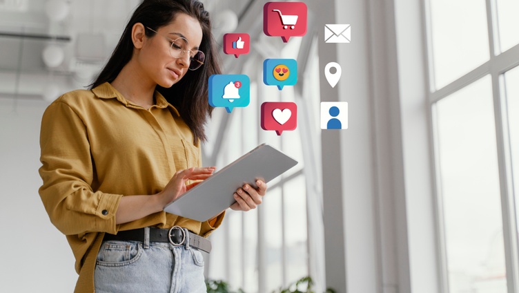 Un social media strategist es el profesional encargado de planificar, implementar y supervisar las estrategias de comunicación de una marca en redes sociales. Su objetivo principal es potenciar la visibilidad, el posicionamiento y la interacción con la audiencia a través de acciones alineadas con la identidad y metas de la empresa.